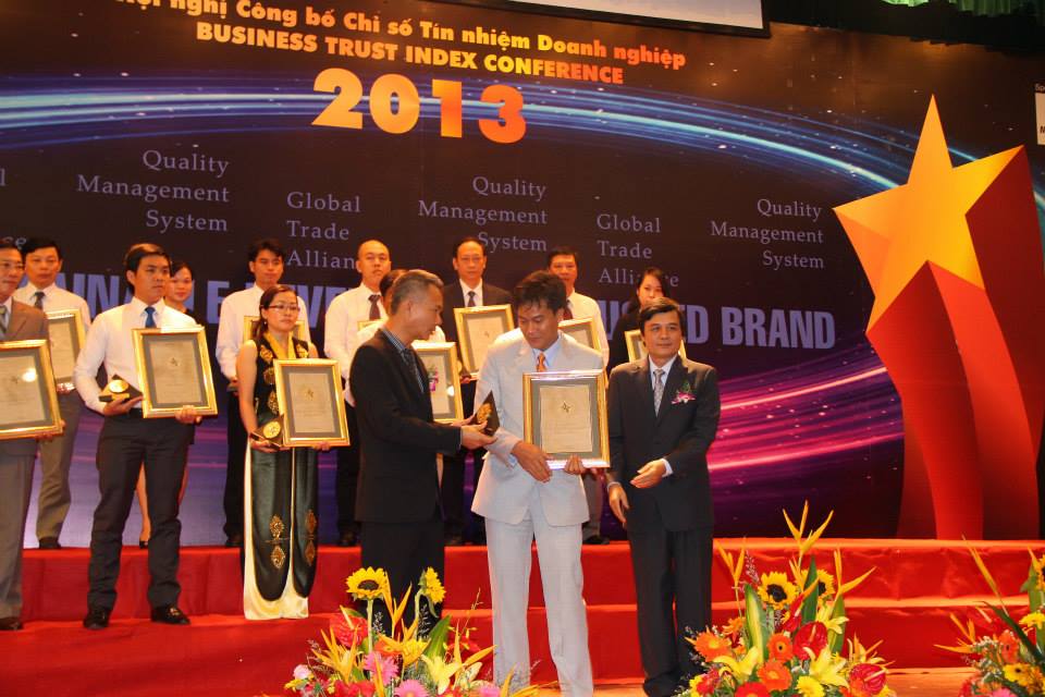 Ông Phạm Minh Việt nhận Giải thưởng Trust Index 2013