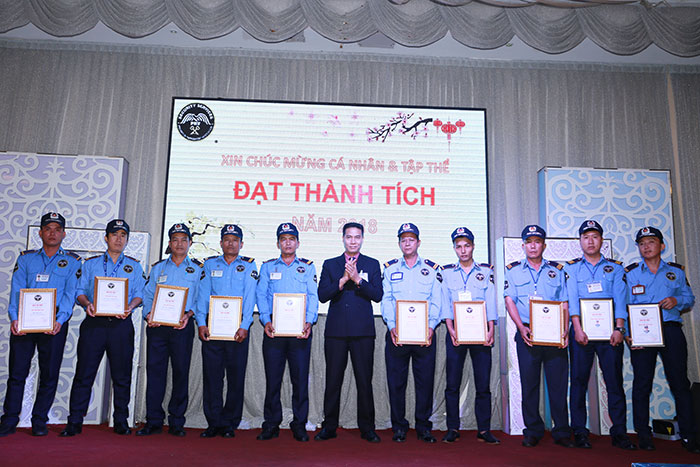 Ông Phạm Minh Việt - Tổng Giá Đốc trao giải cho các cá nhân đạt thành tích Xuất Sắc