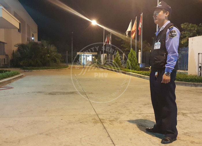 Bảo vệ Nhà Máy vào ban đêm