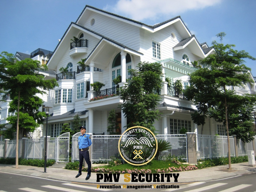 Bảo vệ tuần tra khu biệt thự
