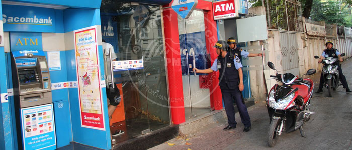 Các nhân viên bảo vệ ngân hàng đang tiến hành quá trình tuần tra ATM