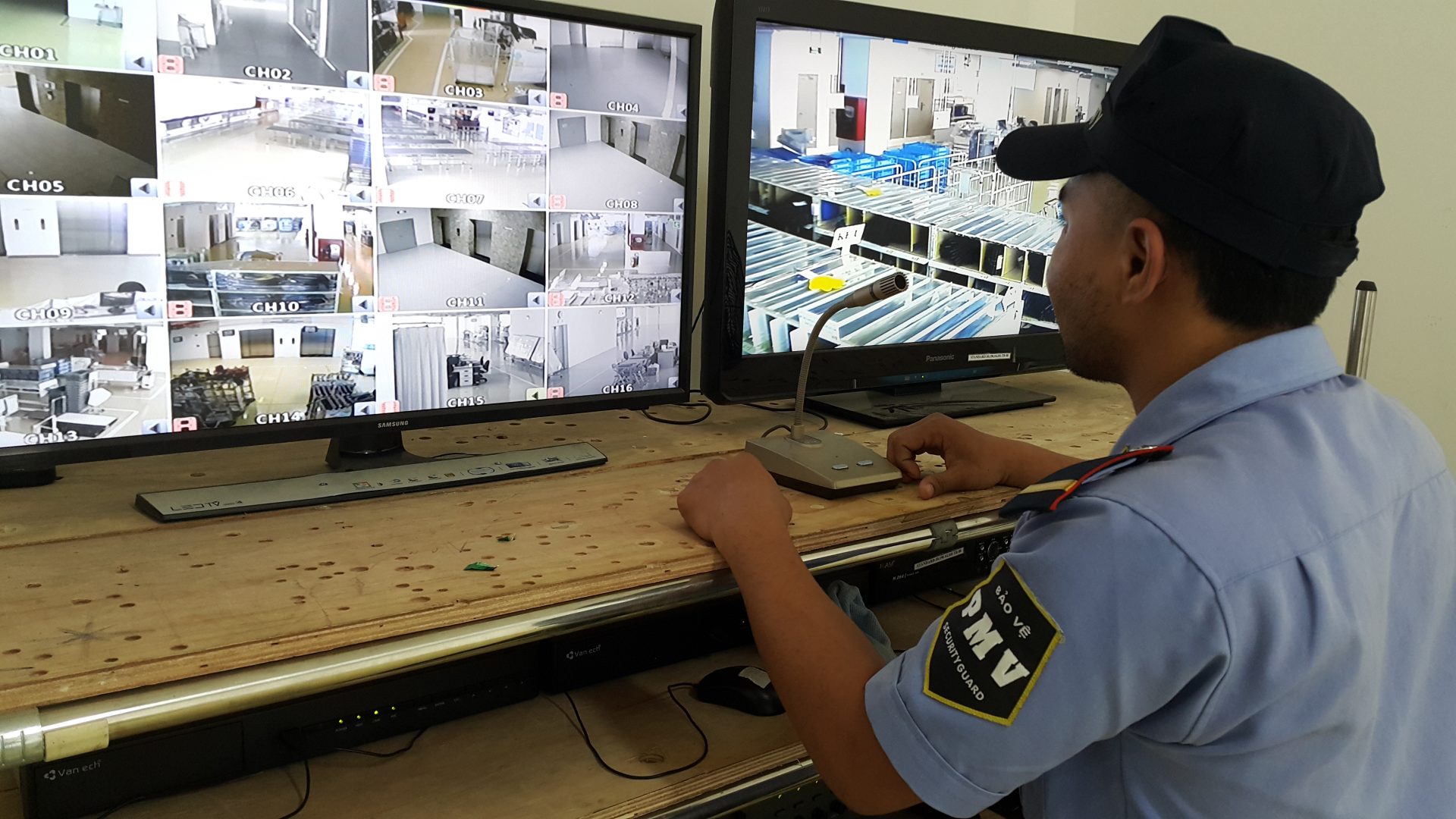 Nhân viên bảo vệ điều hành và kiểm soát hệ thống camera giám sát