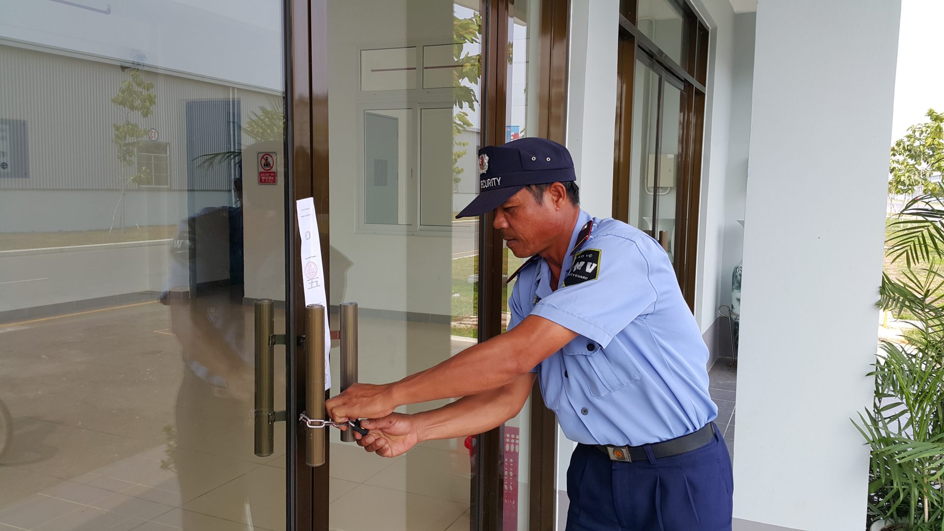 Chi phí thuê bảo vệ tại các nhà máy hay cửa hàng nhỏ sẽ thấp hơn các dịch vụ cao cấp