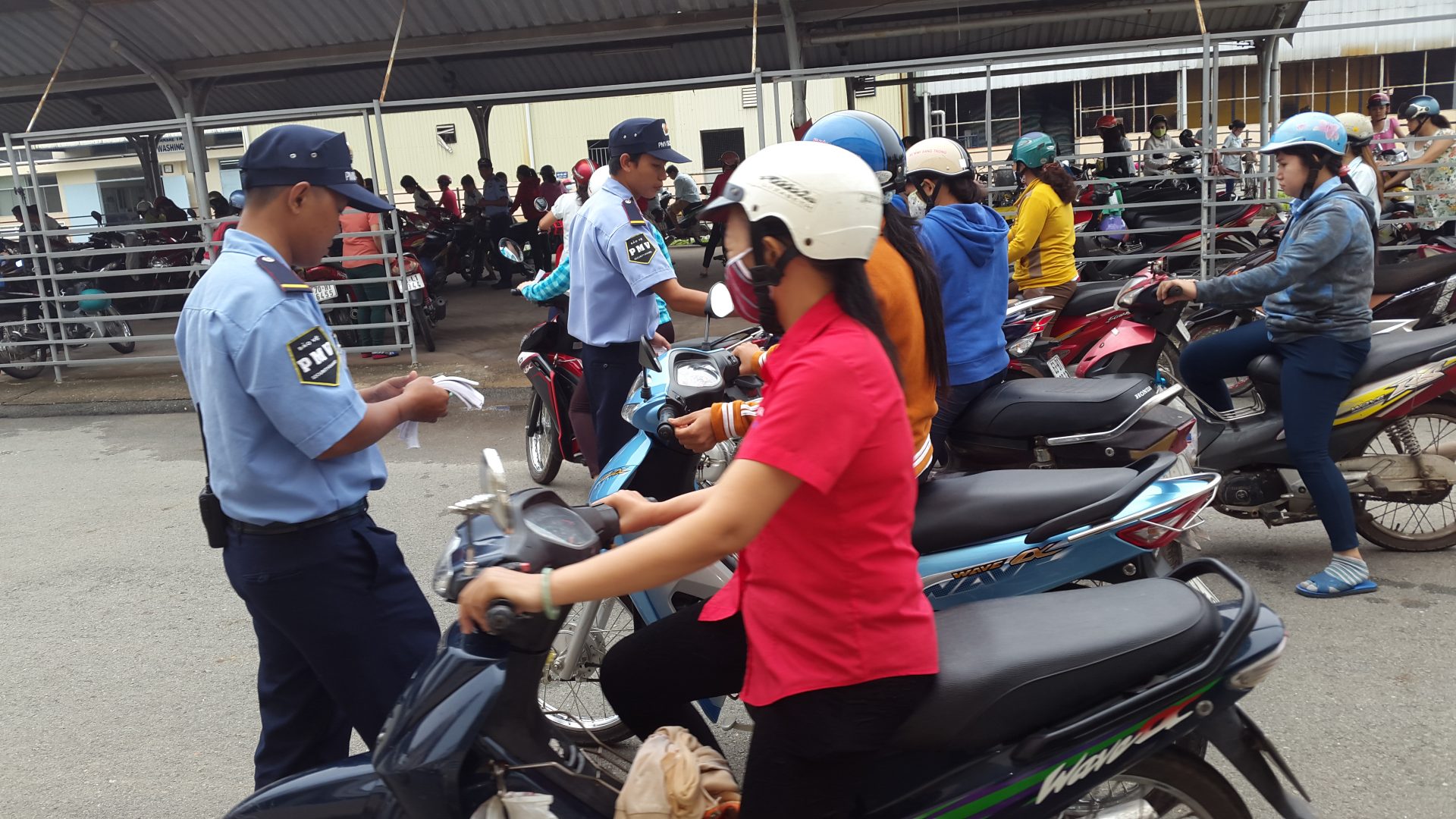 Nhân viên cần tuân thủ đúng nội quy ra vào nơi mình làm việc quy định