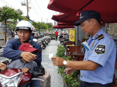 Các anh bảo vệ cửa hàng ngoài đảm bảo an ninh cần có thái độ tốt khi giao tiếp với khách hàng