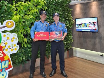 Tết đến bên cạnh những lo toan về tình hình mục tiêu, quân số các nhân viên. Thì vẫn cần phải quan tâm đến đời sống tinh thần của các nhân viên. Vậy nên công ty cũng cần phải chuẩn bị những phần quà để trao quà Tết cho nhân viên. Dù món quà này lớn hay nhỏ; đều thể hiện ý nghĩa đối với từng nhân viên.