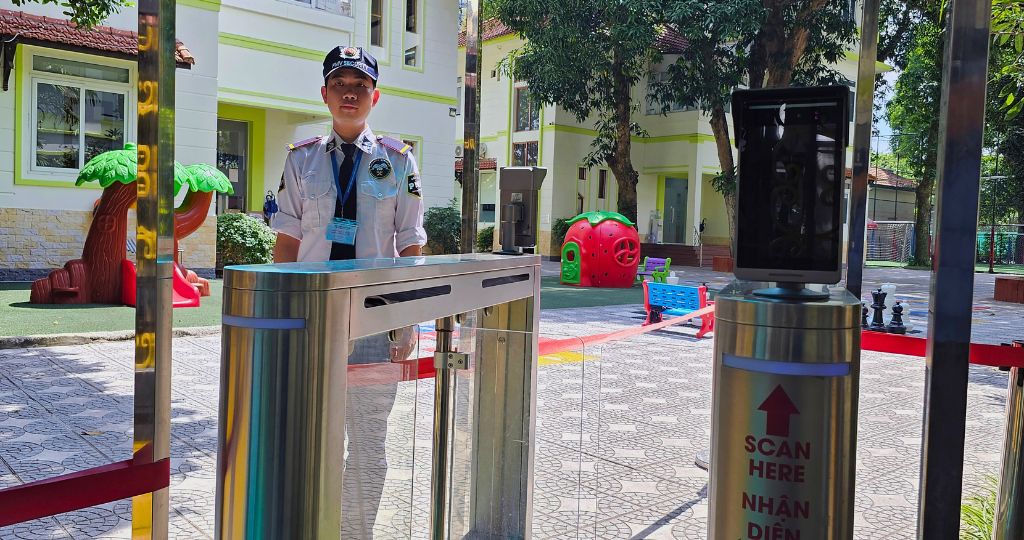 Kiểm Soát Nội Quy Ra Vào Trường Học Bằng Kết Hợp Công Nghệ