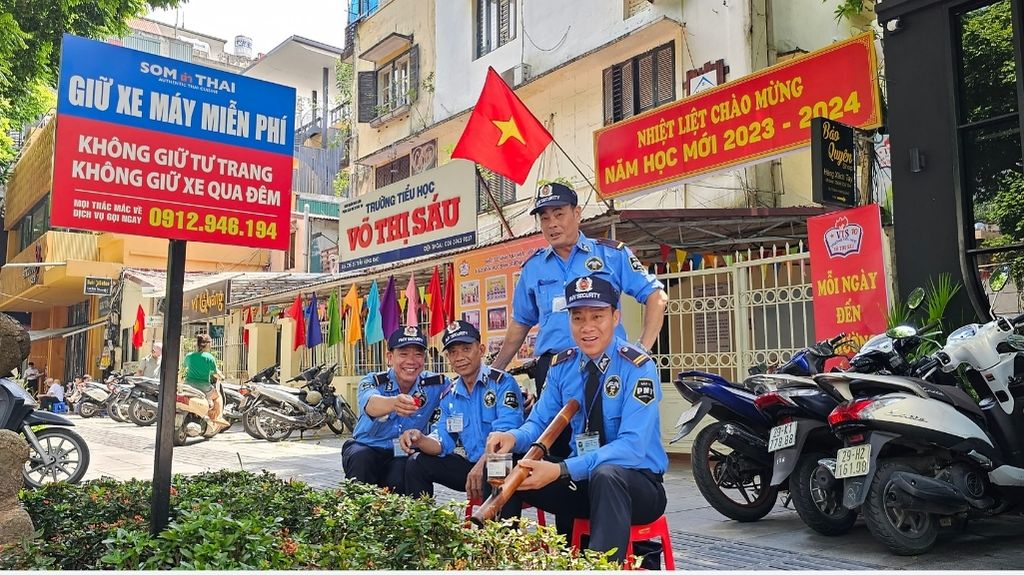 Các Nhân Viên Bảo Vệ PMV Trong Giờ Giải Lao