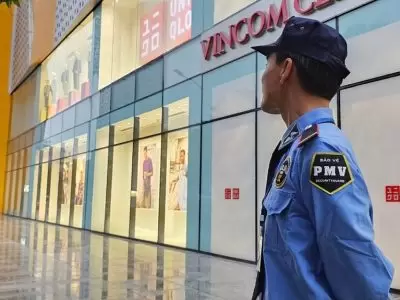 Nhân viên bảo vệ đi tuần tra xung quanh siêu thị nhằm đảm bảo tính an toàn