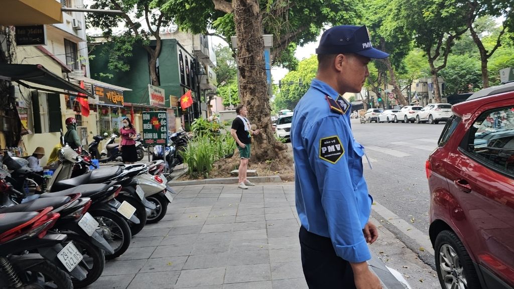 Nhân Viên Bảo Vệ Cho Cửa Hàng