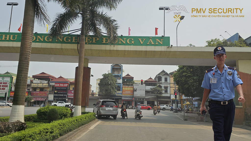 Một nhân viên bảo vệ PMV thuộc Công ty bảo vệ chuyên nghiệp tại Hà Nam