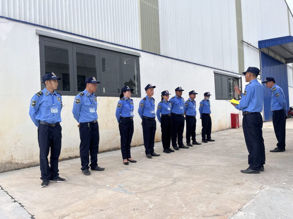 Người Đội Trưởng Bảo Vệ Mục Tiêu đang kiểm tra, hướng dẫn nhân viên bảo vệ