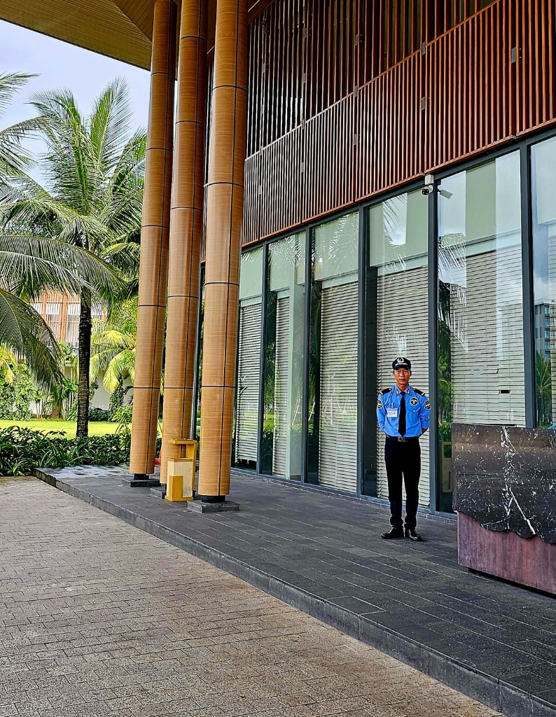 Có Nên Thuê Dịch Vụ Bảo Vệ Cho Khách Sạn